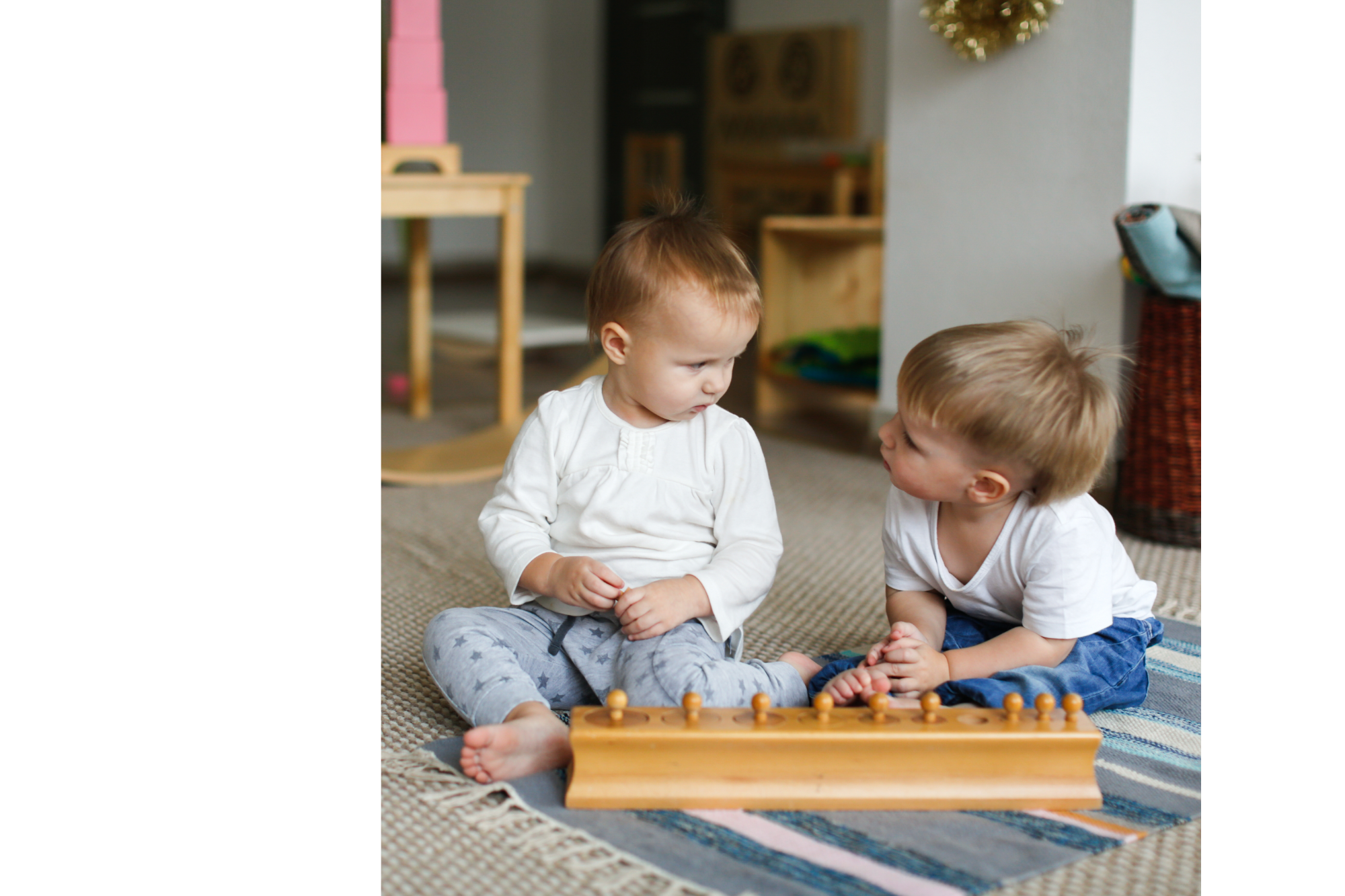 Éducatrice Montessori accompagnant un bébé — cycle Nido 0-3 ans