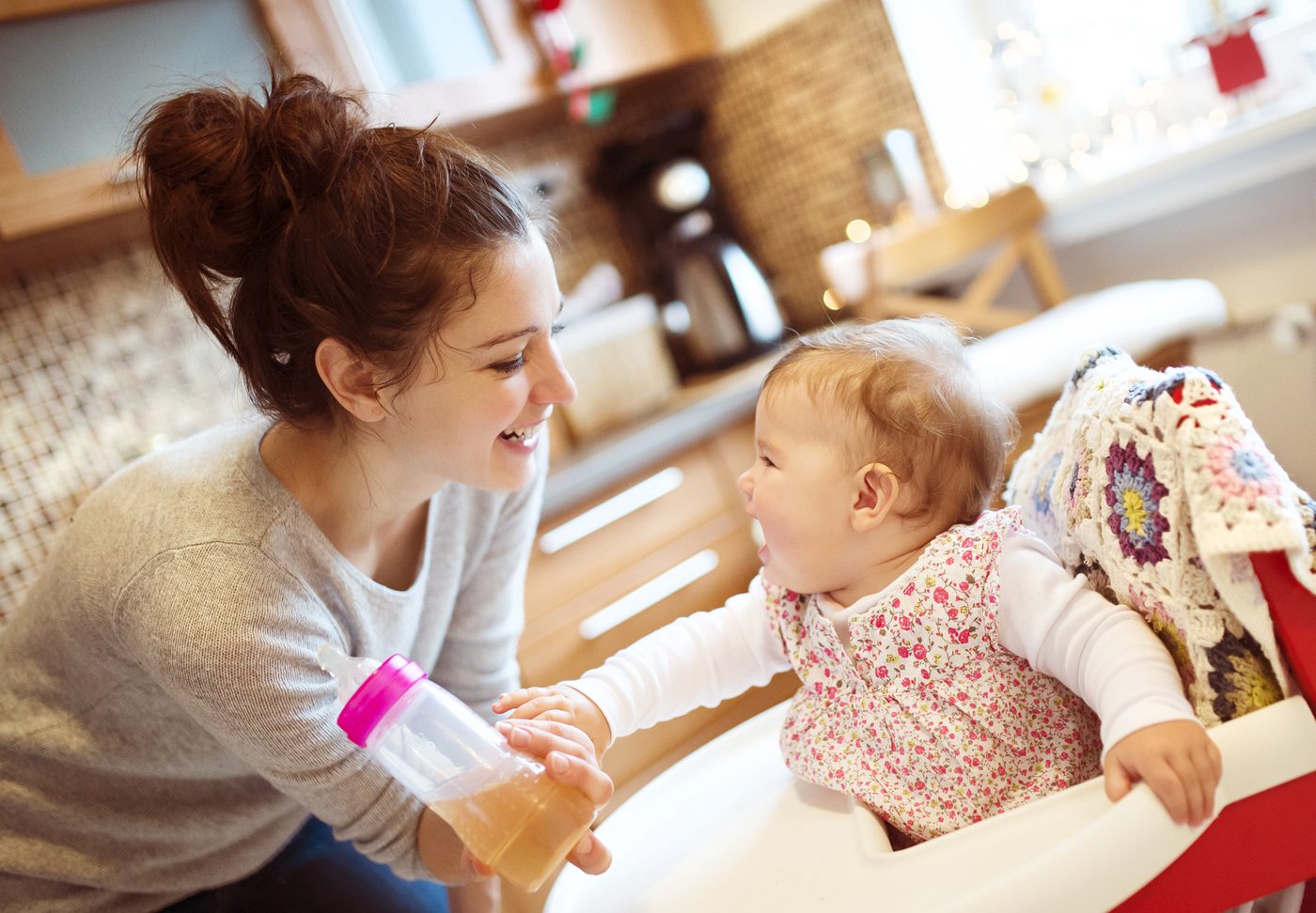 Professionnelle petite enfance donnant le biberon à un bébé