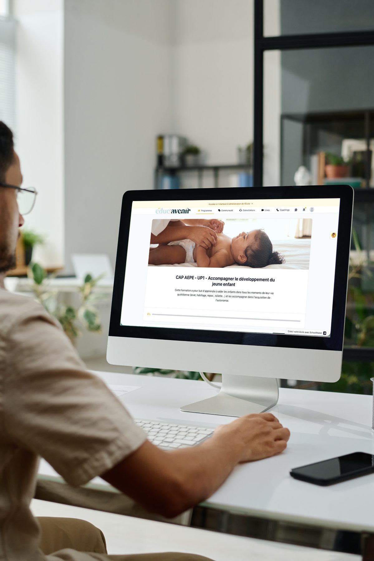 Élève consultant la plateforme Educ'Avenir (CAP AEPE) sur son ordinateur