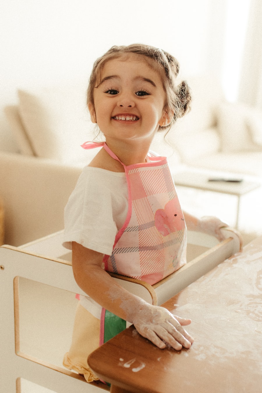Enfant épanoui en atelier Montessori