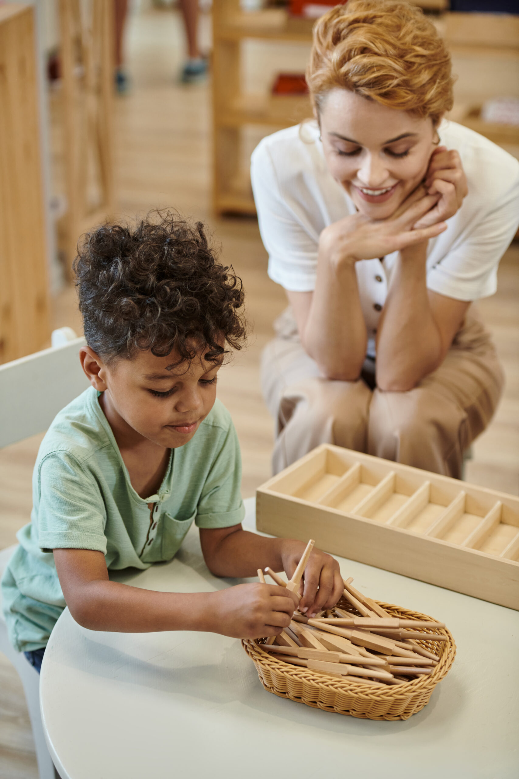 Éducatrice Montessori accompagnant des enfants — école élémentaire 6-12 ans