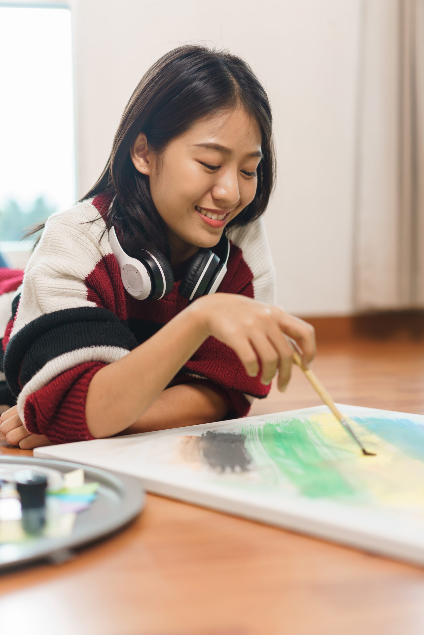 Éducatrice Montessori accompagnant des adolescents — Erdkinder 12-18 ans